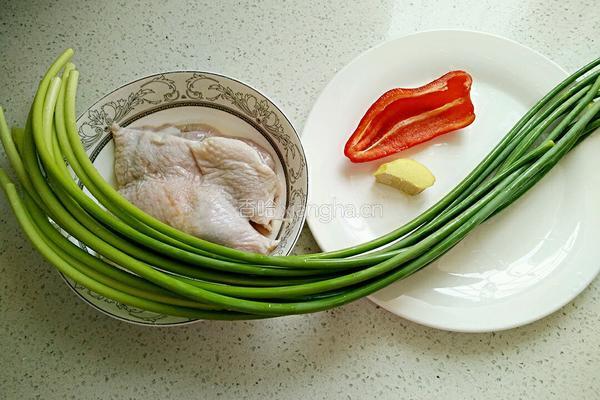 蒜苔炒鸭片的做法图解1