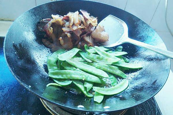 豌豆片炒腊肉的做法图解6