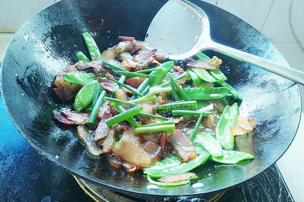 豌豆片炒腊肉的做法图解7