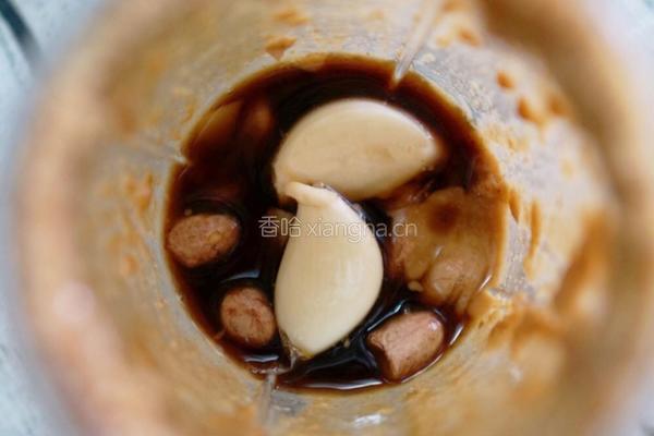 苦苣杂蔬色拉（自制蒜泥花生酱）的做法图解3