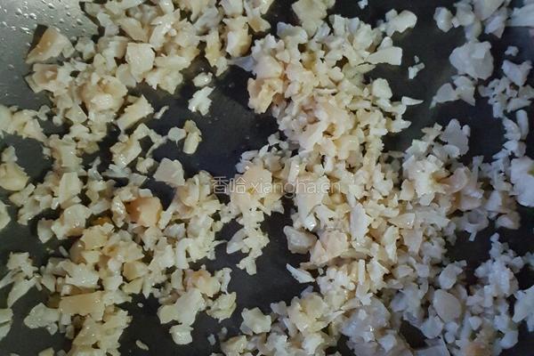 冰皮韭菜鸡蛋干贝锅贴的做法图解2