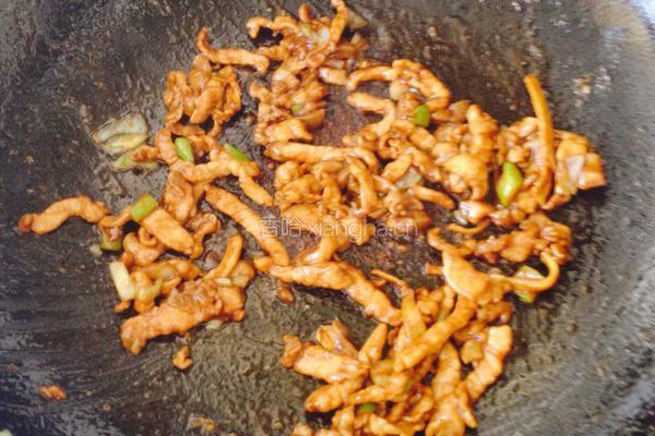 黄花菜木耳炒肉丝的做法图解4