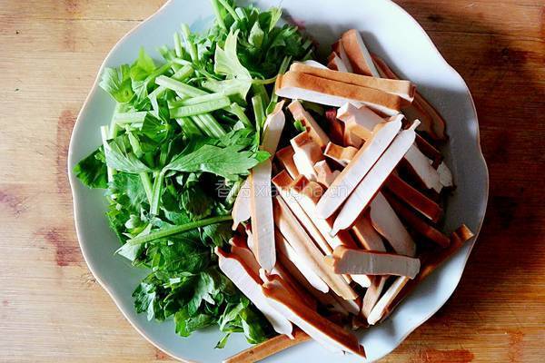 芹菜炒豆干的做法图解1