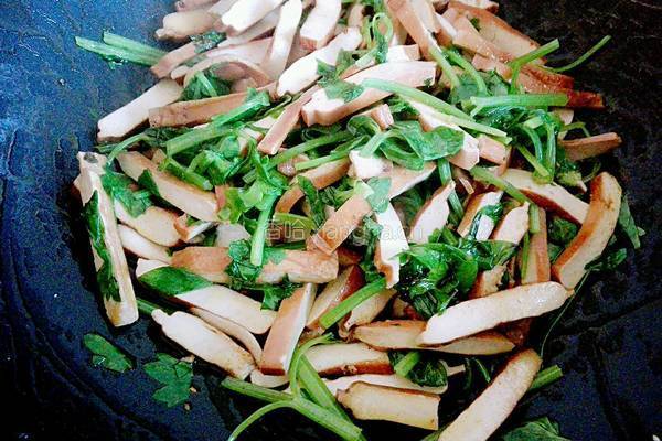 芹菜炒豆干的做法图解3