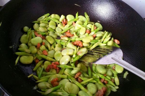 肉末雪菜野笋炒蚕豆的做法图解4