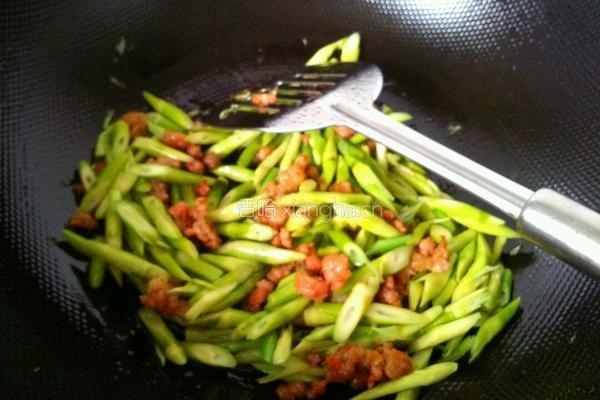 肉末雪菜野笋炒蚕豆的做法图解3