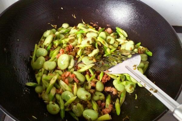 肉末雪菜野笋炒蚕豆的做法图解5
