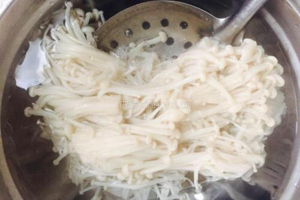 凉拌金针菇的做法图解3