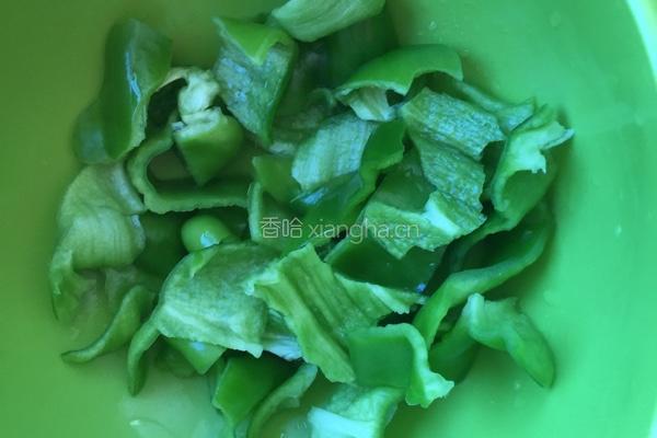 青椒炒牛肉的做法图解1