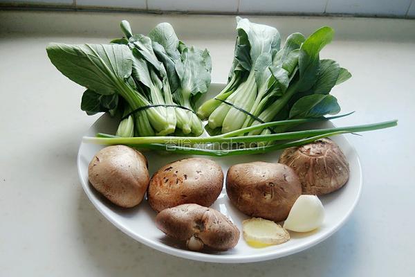 香菇青菜的做法图解1