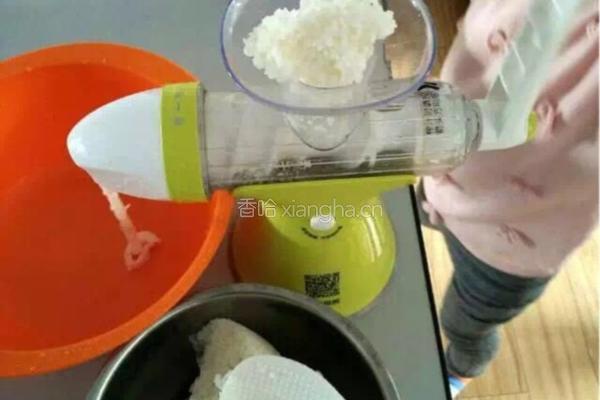 香蕉米饭小丸子的做法图解1