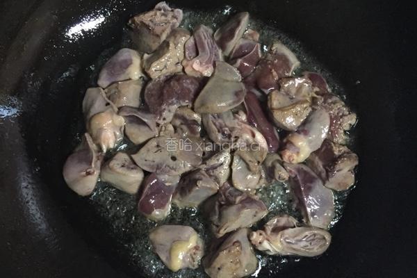 洋葱炒鸡肝的做法图解2
