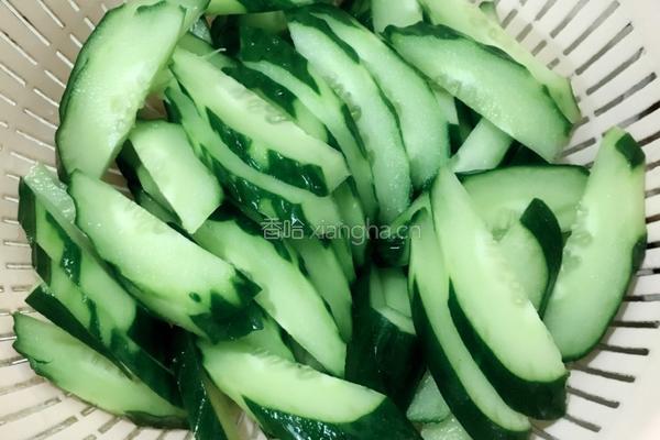 肉末青瓜的做法图解1