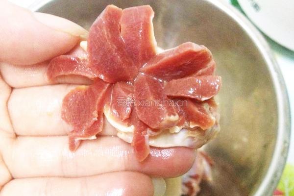 咸菜炒鸡胗花的做法图解4