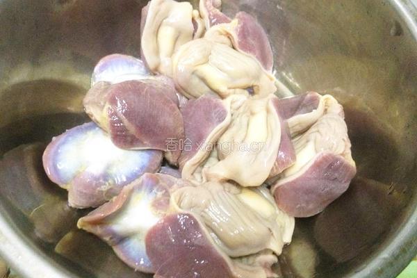 咸菜炒鸡胗花的做法图解3