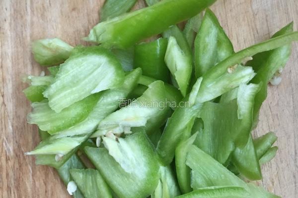 青椒炒干豆皮的做法图解2