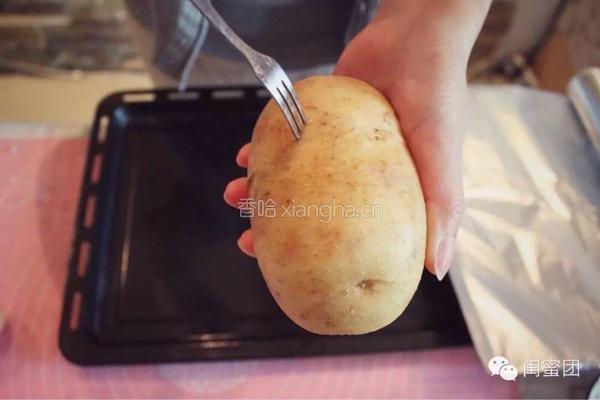 鸡蛋培根烤土豆！土豆的高颜值逆袭！的做法图解2