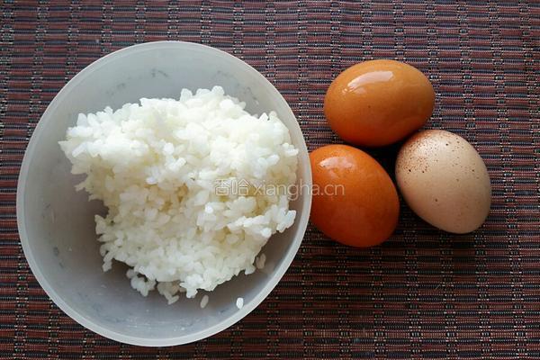 金包银蛋炒饭的做法图解1