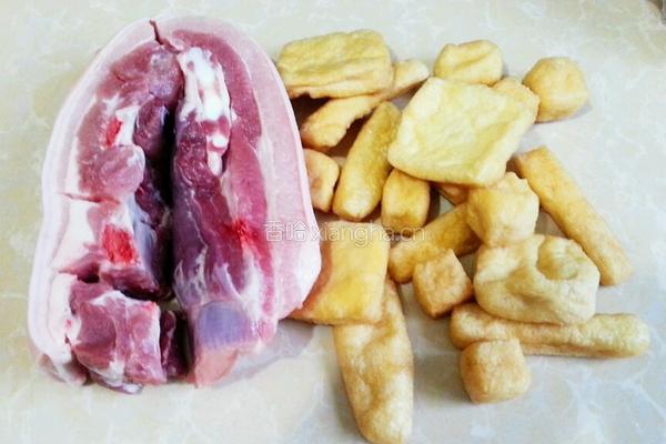 油豆腐烧五花肉的做法图解1