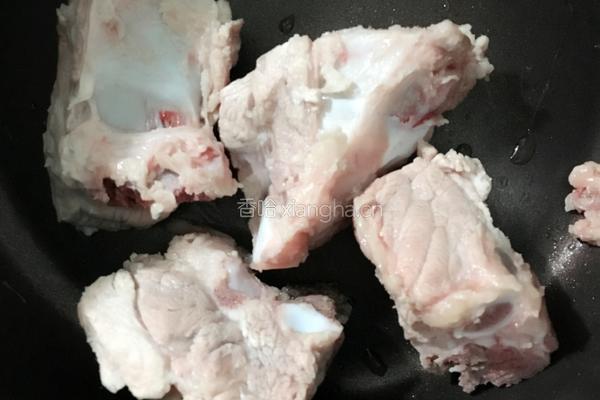 胡萝卜玉米猪骨汤的做法图解2