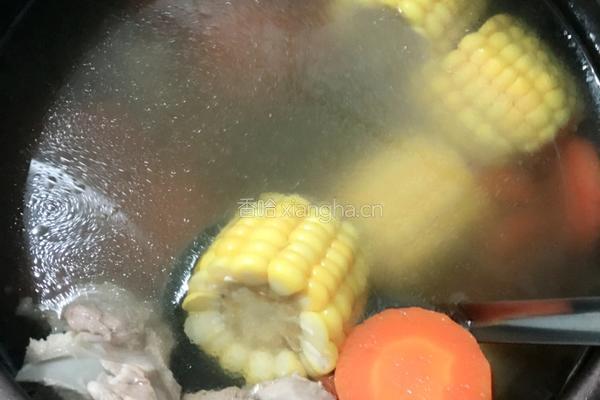 胡萝卜玉米猪骨汤的做法图解4