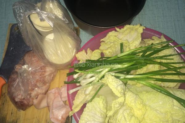  猪肉白菜馅饺子的做法图解1