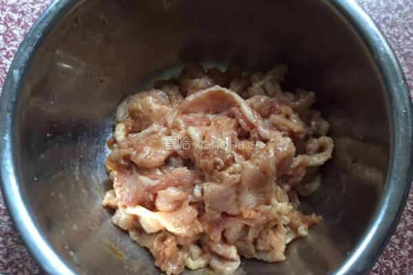 沙茶酱猪肉的做法图解1