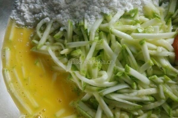 西葫芦煎饼的做法图解2