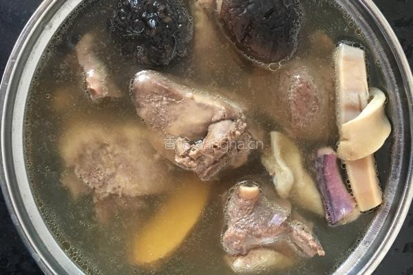 香菇墨鱼干鸭肉汤的做法图解4