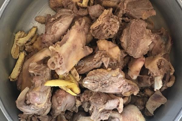 香菇墨鱼干鸭肉汤的做法图解2