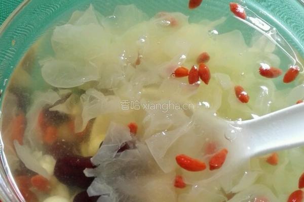 银耳莲子汤的做法图解1