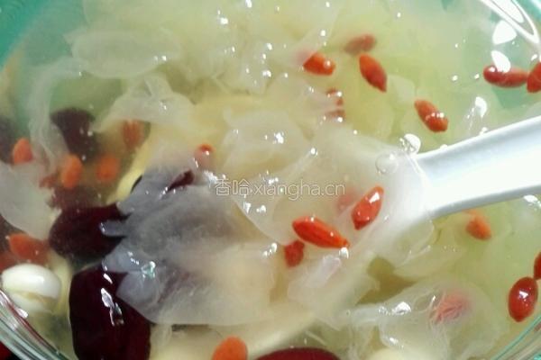 银耳莲子汤的做法图解2