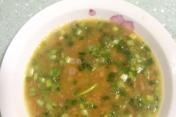 鱼肠煎鸡蛋的做法图解3