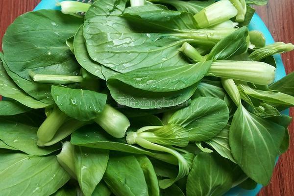 香菇炒青菜的做法图解1