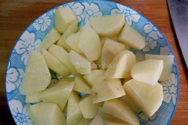 五味土豆焖肉 的做法图解4