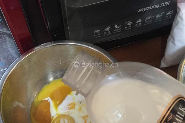 奶油抹茶瑞士卷的做法图解3