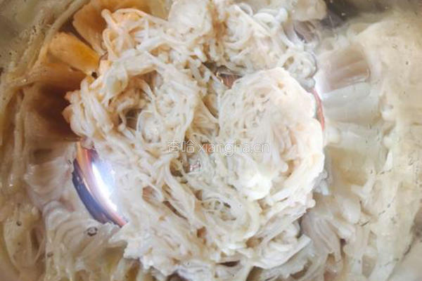 凉拌金针菇的做法图解3