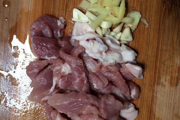 剁椒蚕豆肉片的做法图解1