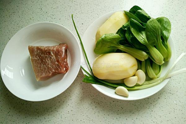 冒牌糖醋排骨(土豆版)的做法图解1