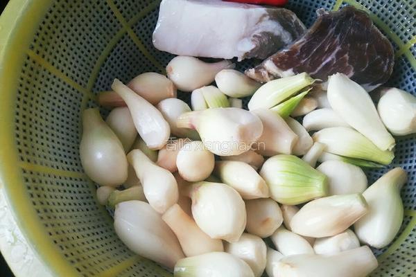 葱头炒腊肉的做法图解1