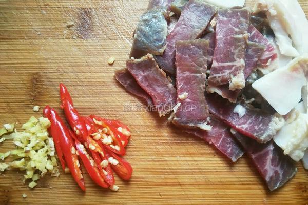 葱头炒腊肉的做法图解2