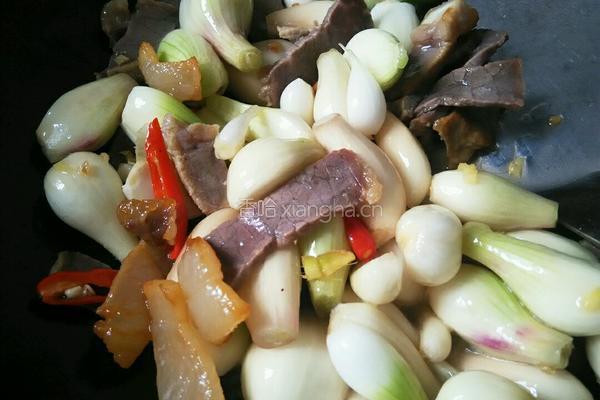 葱头炒腊肉的做法图解5