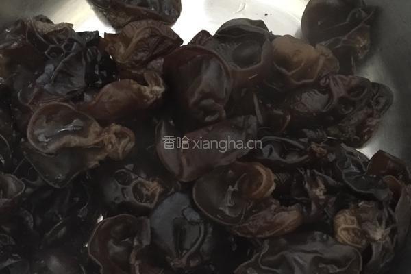西芹拌木耳的做法图解1