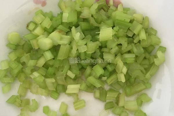 西芹拌木耳的做法图解2