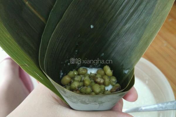 水晶绿豆粽的做法图解3