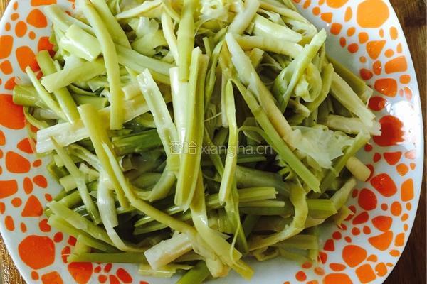 茶油闷酸笋的做法图解1