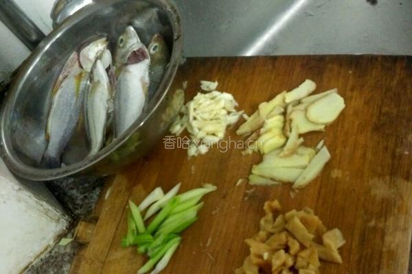 酱油水杂鱼的做法图解1