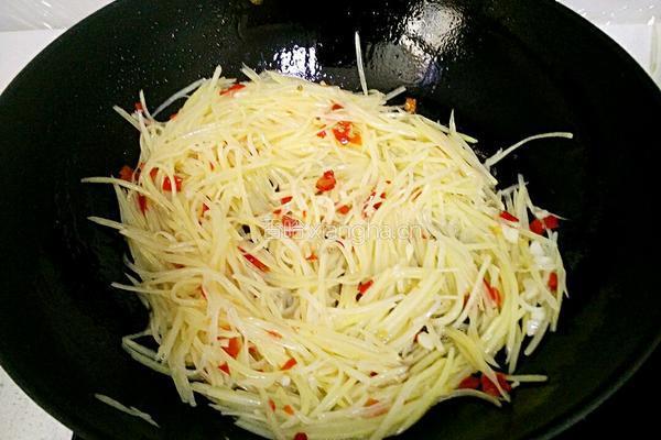 剁椒炒土豆丝的做法图解8