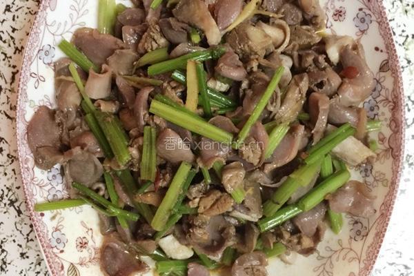 芹菜炒鸡胗的做法图解3