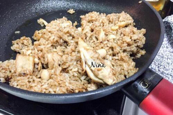 黑啤鸡腿烩饭的做法图解5